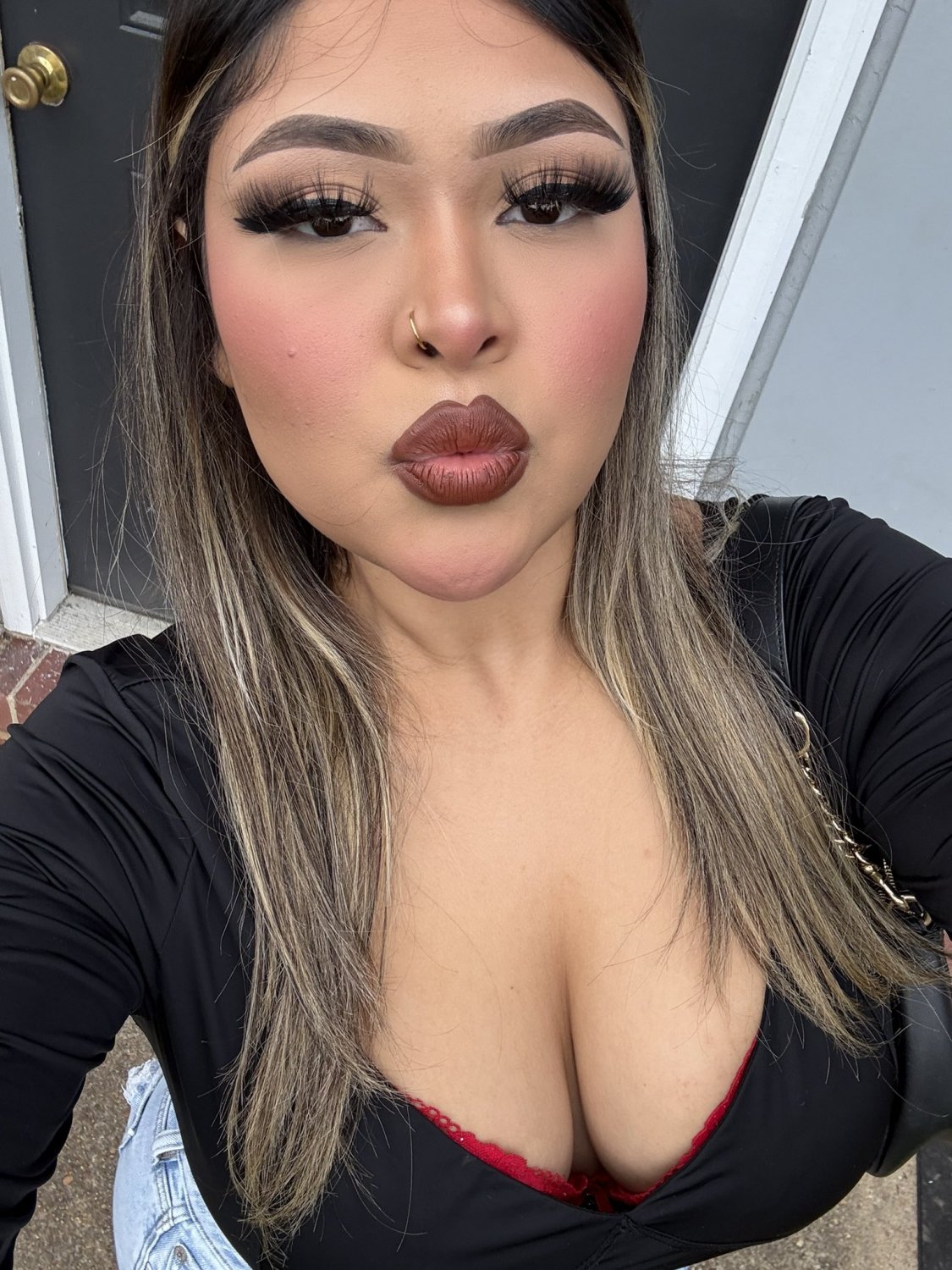 Latina got horny from just showing her feet