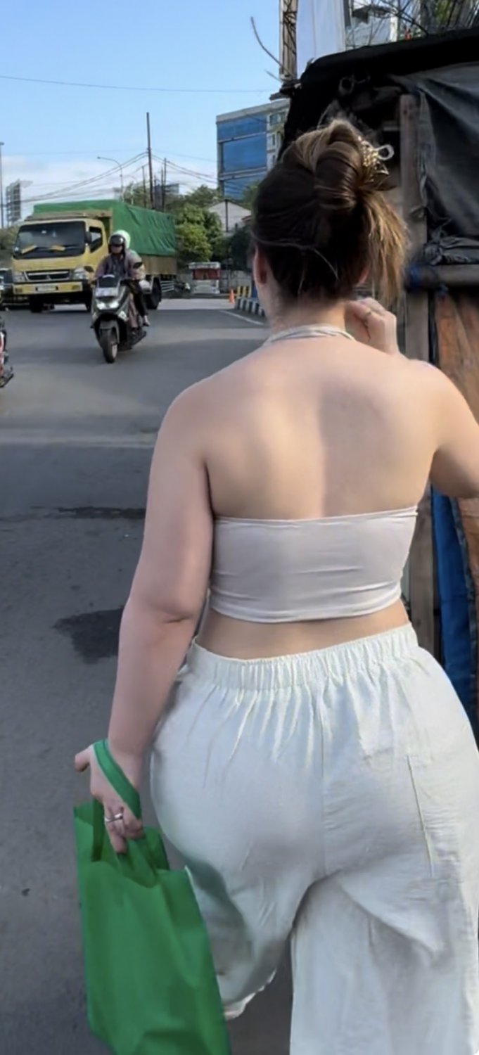 Jesus christ…young phat milky skinned booty latina breaking neck! 🚴‍♂️👀